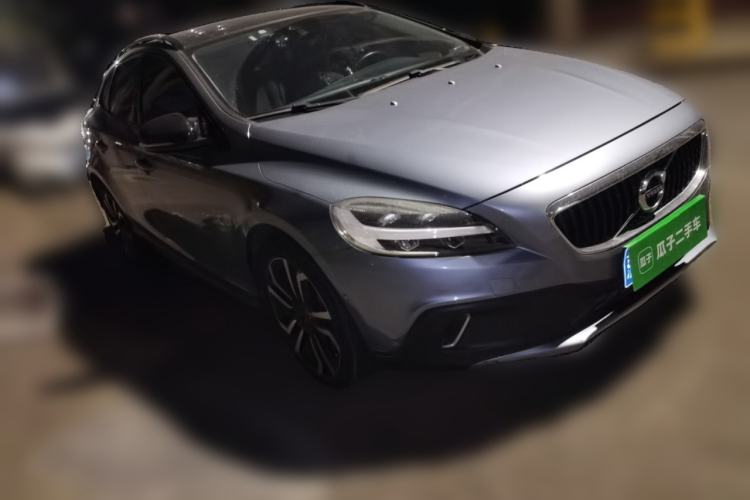 Used Volvo V40  Front Right 45 Deg