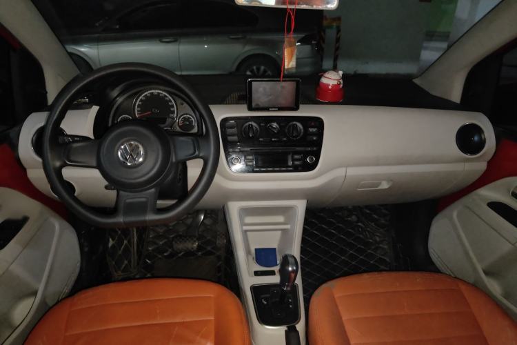 Used Volkswagen up! 2015 1.0L move up! Interior 2