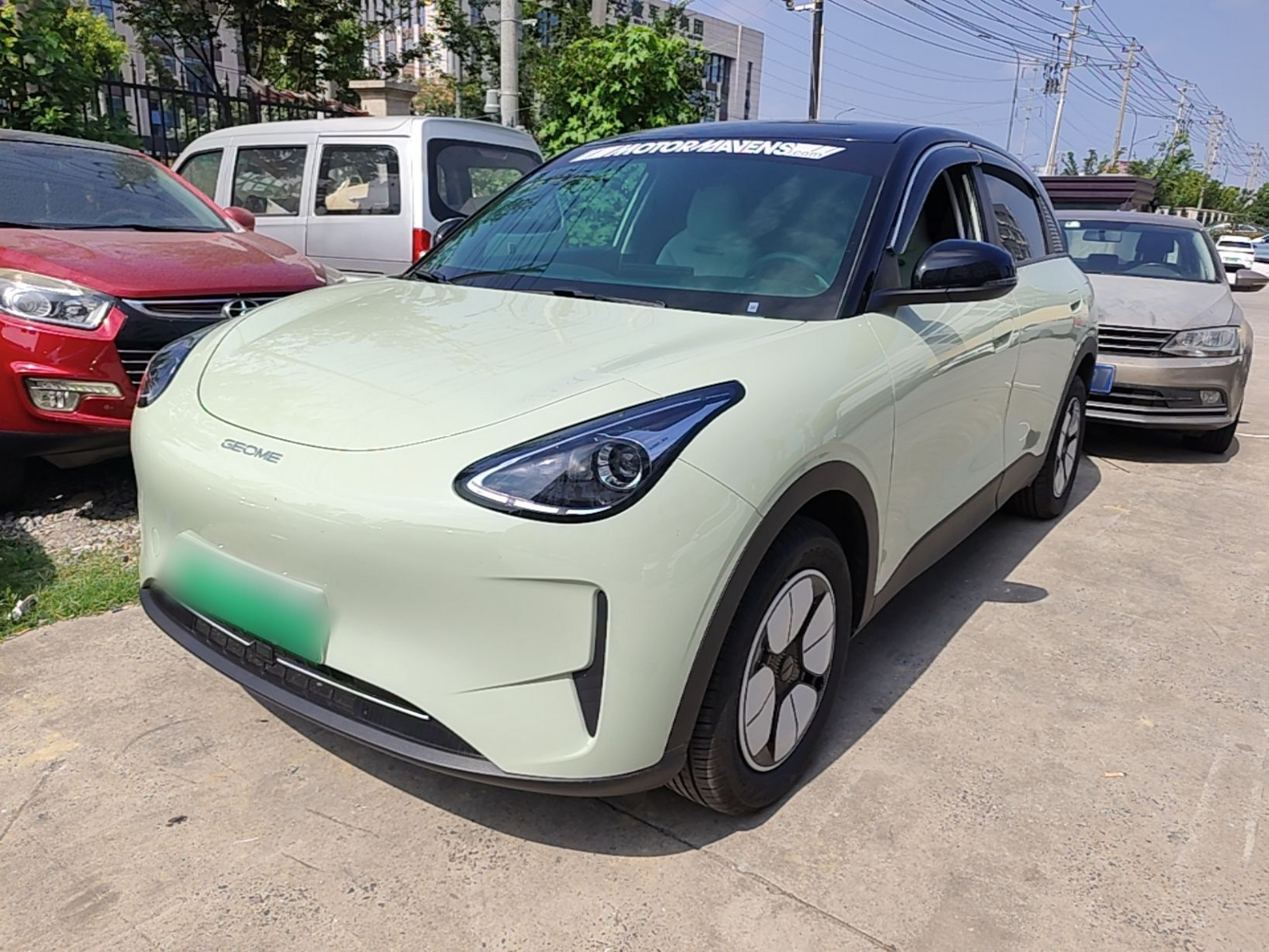 Под передней частью автомобиля
