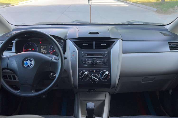 Used Venucia R50 2015 1.6L Manual Fashion Edition
