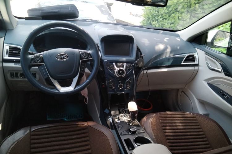 Used BYD Qin New Energy 2014 1.5T Flagship Model Center Console