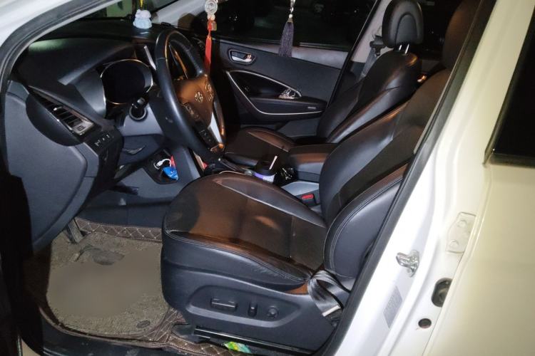 Used Hyundai Santa Fe 2015 2.4L Automatic Two-Wheel Drive Smart Version 5 Seats