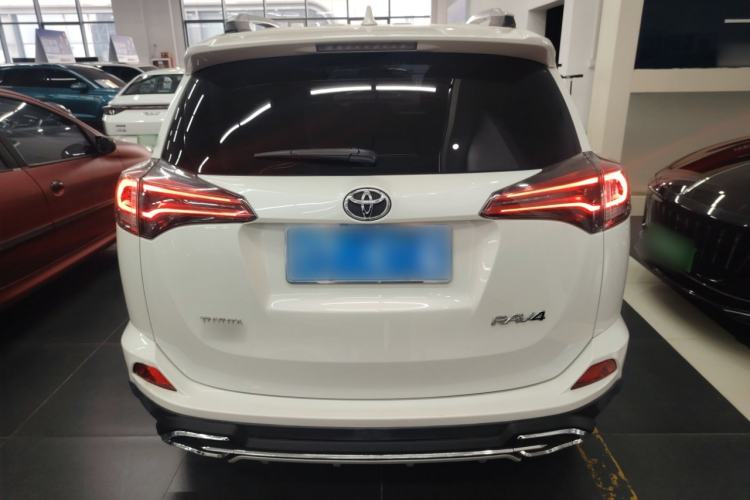 Used Toyota RAV4 2016 2.0L CVT Two-Wheel Drive Fashion Edition China V Standard Rear