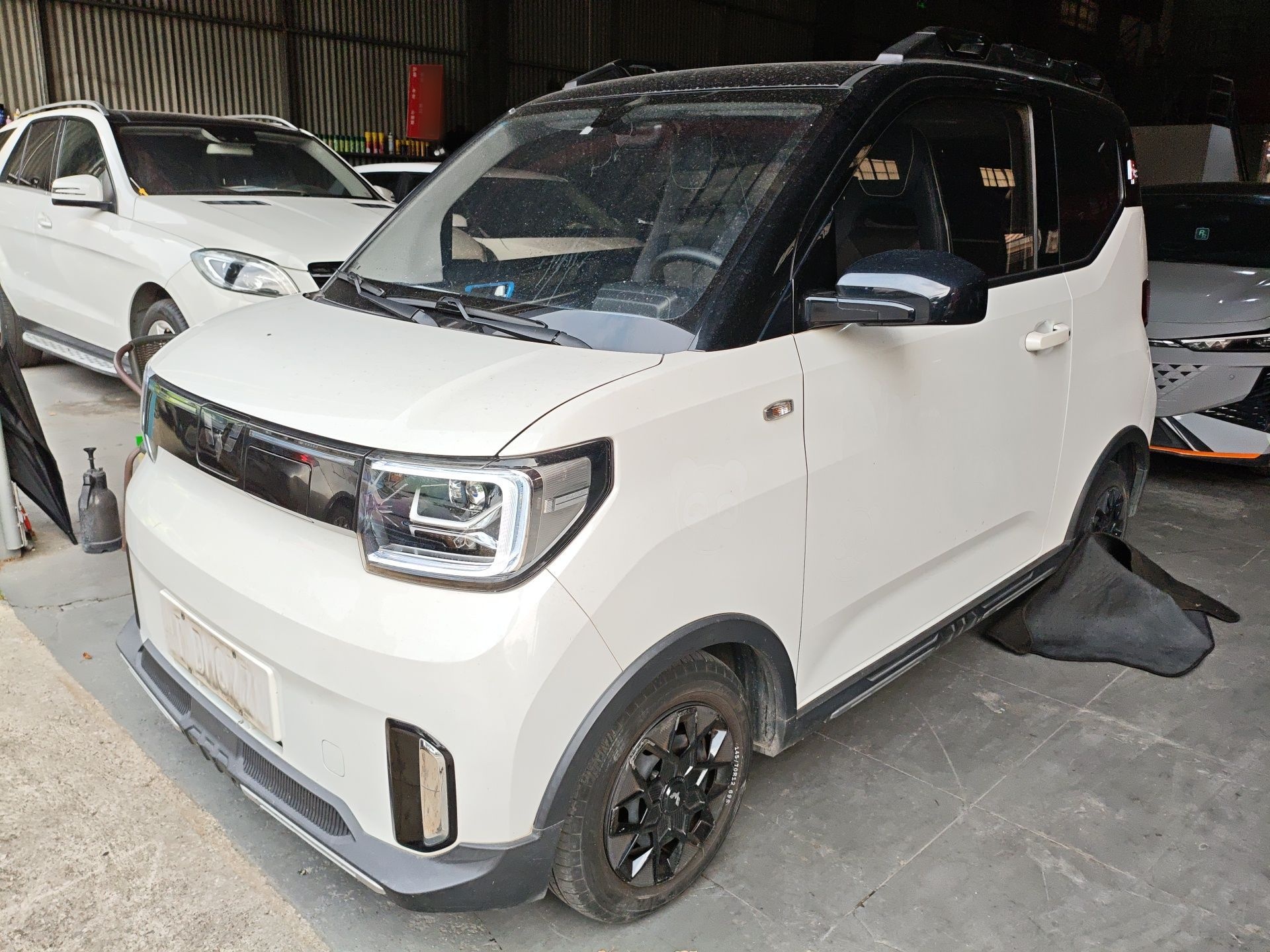 تحت مقدمة السيارة