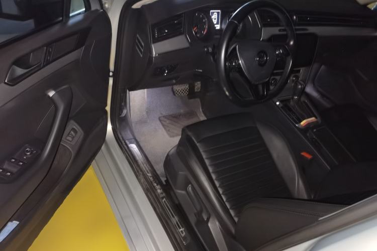 Used Volkswagen Magotan 2017 280TSI DSG Comfort Model
