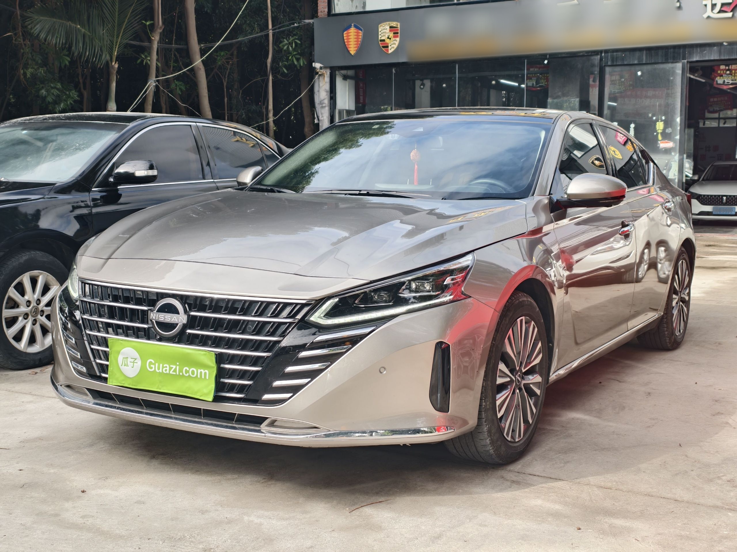 Под передней частью автомобиля