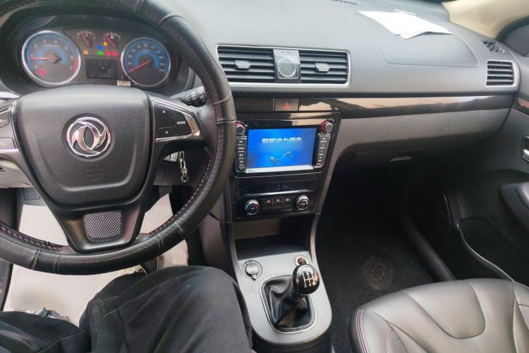 Used Dongfeng Fengon 370 2016 1.5L Manual Luxury Version SFG15-05 7 Seats Center Console