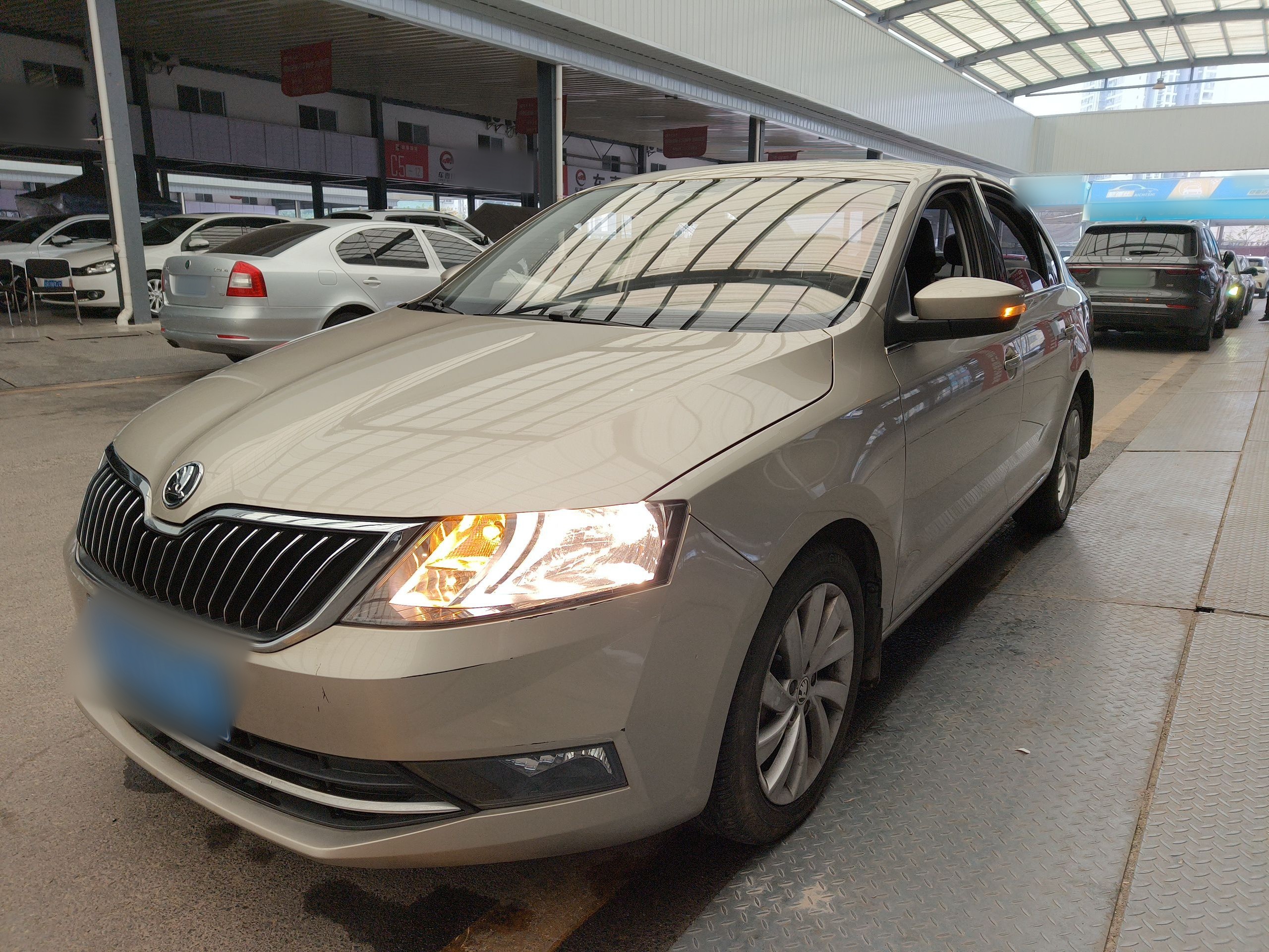 Под передней частью автомобиля