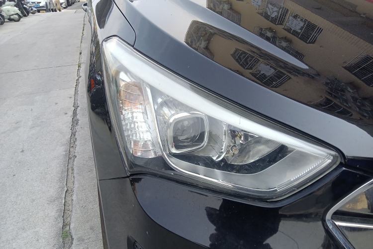 Used Hyundai Santa Fe 2013 2.4L Automatic 2WD Comfort Edition Right Front Headlight