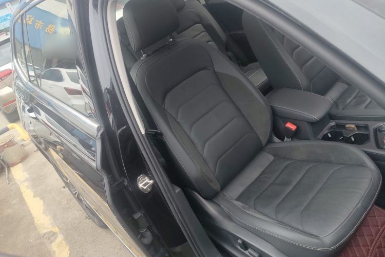 Used Volkswagen Tiguan L 2019 380TSI Automatic All-Wheel Drive Luxury Edition with 7 Seats China VI Standard Right Front Seat