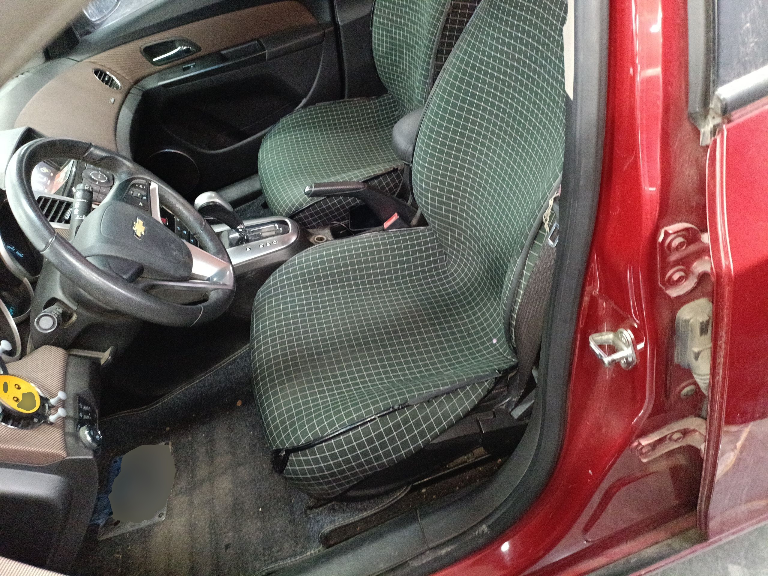 المقاعد الأمامية داخل السيارة