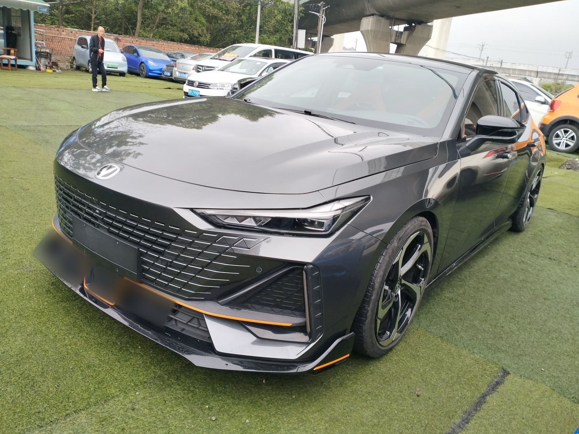 تحت مقدمة السيارة