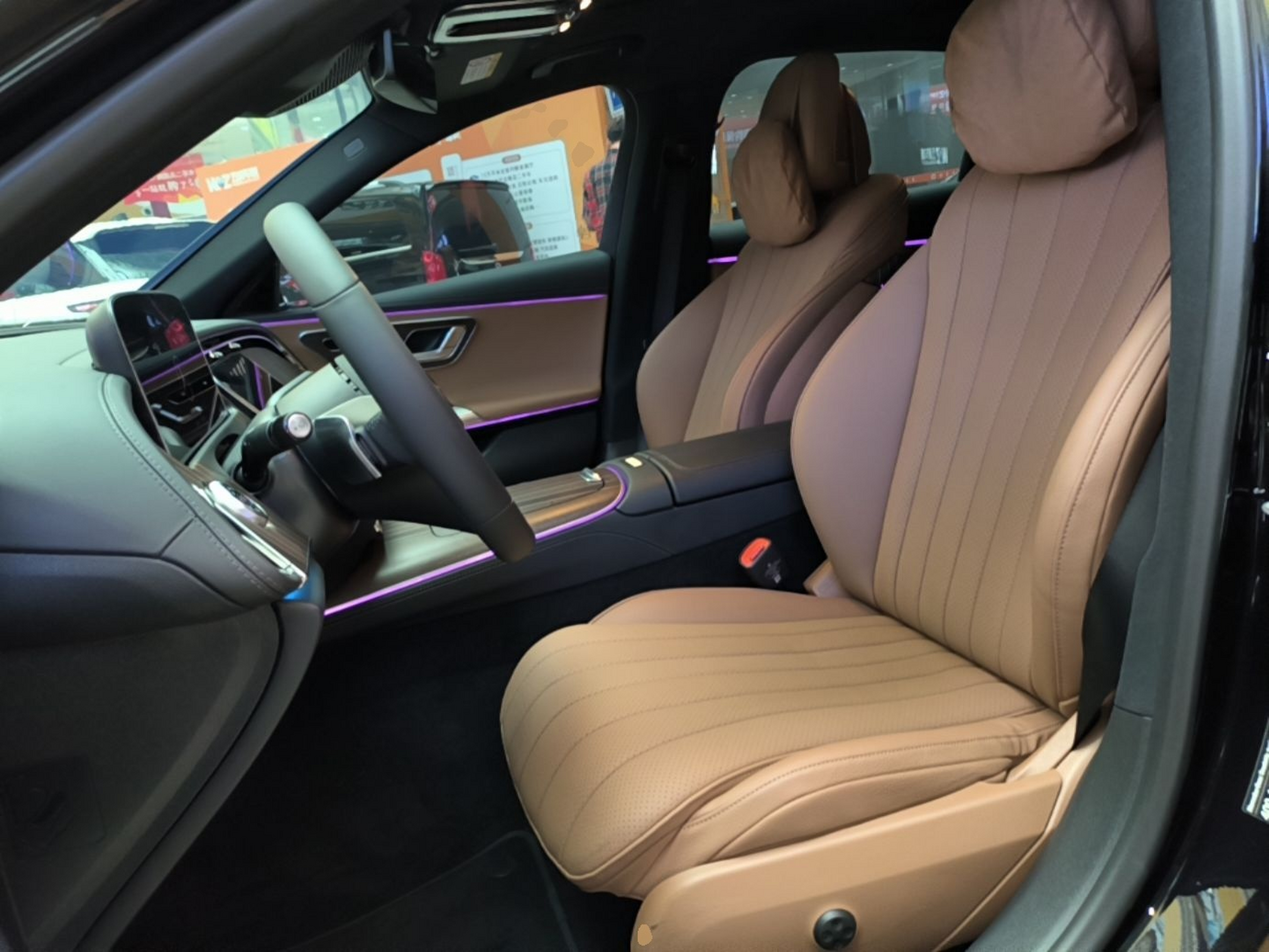 المقاعد الأمامية داخل السيارة