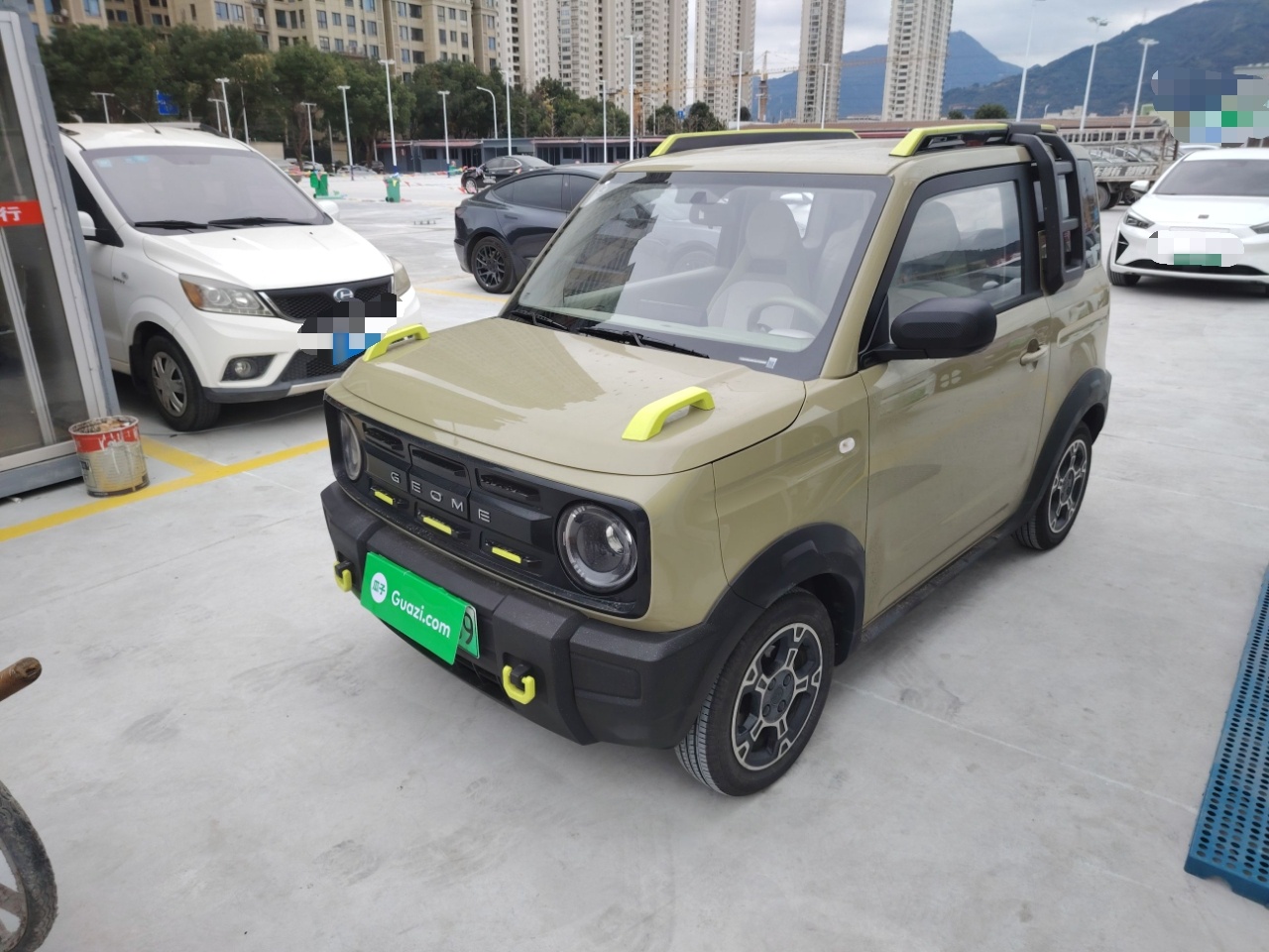 تحت مقدمة السيارة