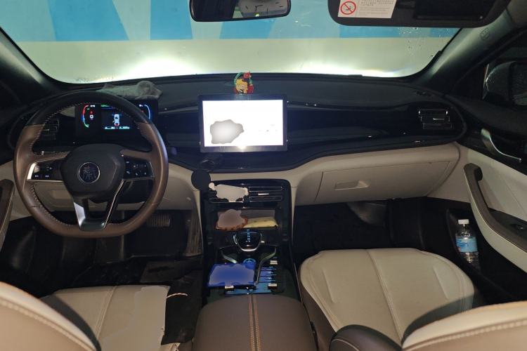 Used BYD Qin PLUS 2023 Champion Edition DM-i 55KM Leading Model Center Console