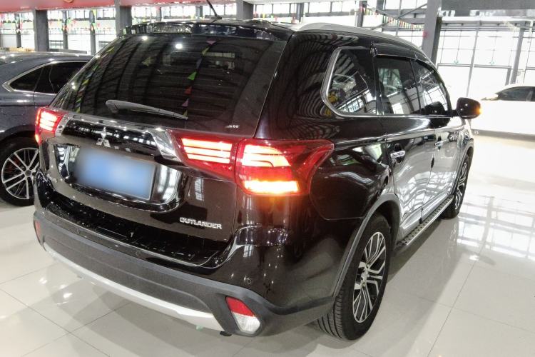Used Mitsubishi Outlander 2016 2.4L 4x4 Luxury Edition 7-Seater
