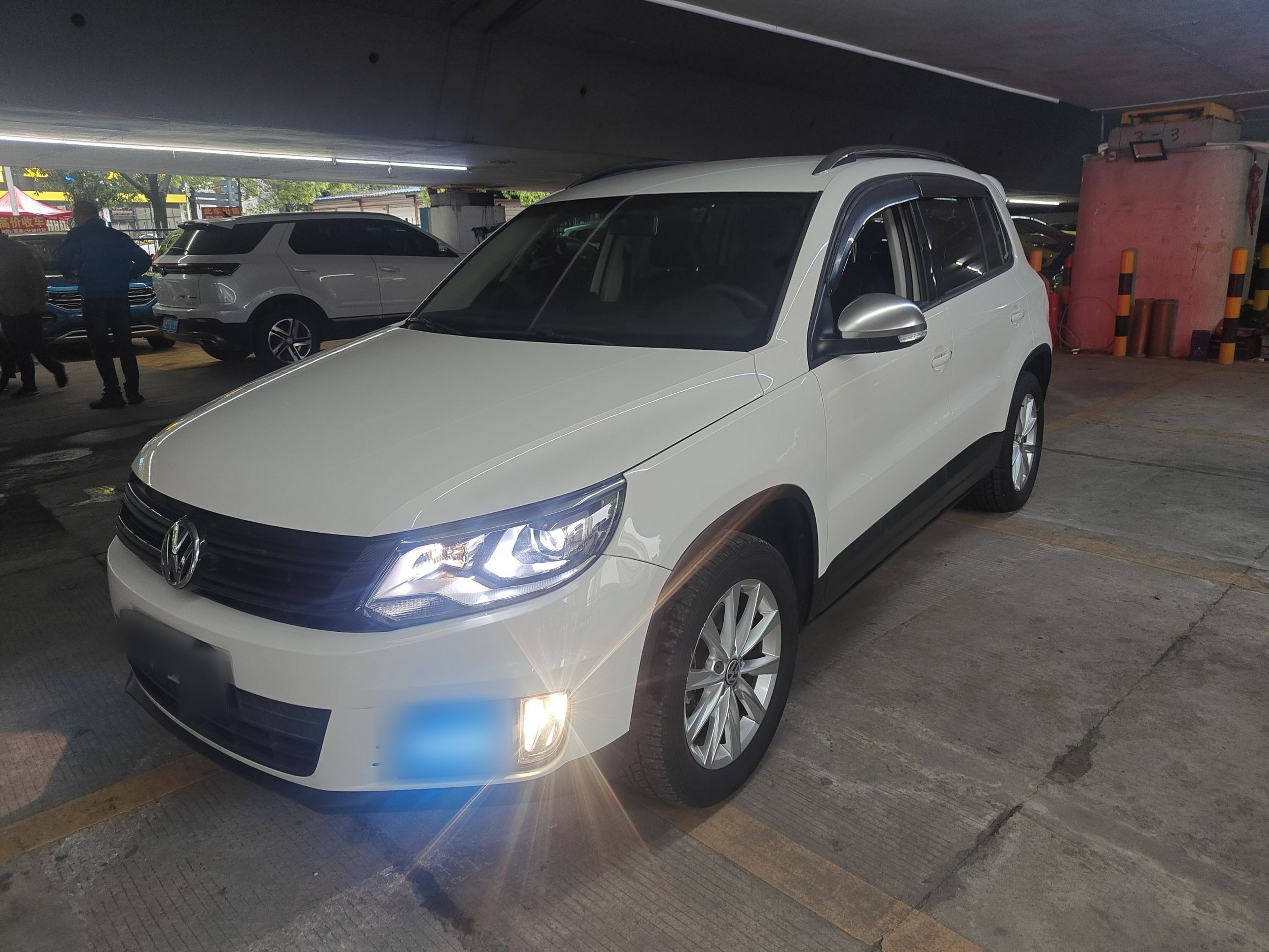 Под передней частью автомобиля