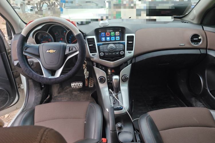 Used Chevrolet Cruze 2013 Hatchback 1.6L Automatic Luxury Model Center Console