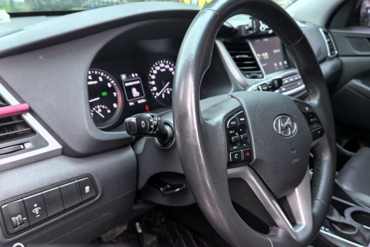 Used Hyundai Tucson 2015 1.6T Dual-Clutch Two-Wheel-Drive Smart Model Interior 2