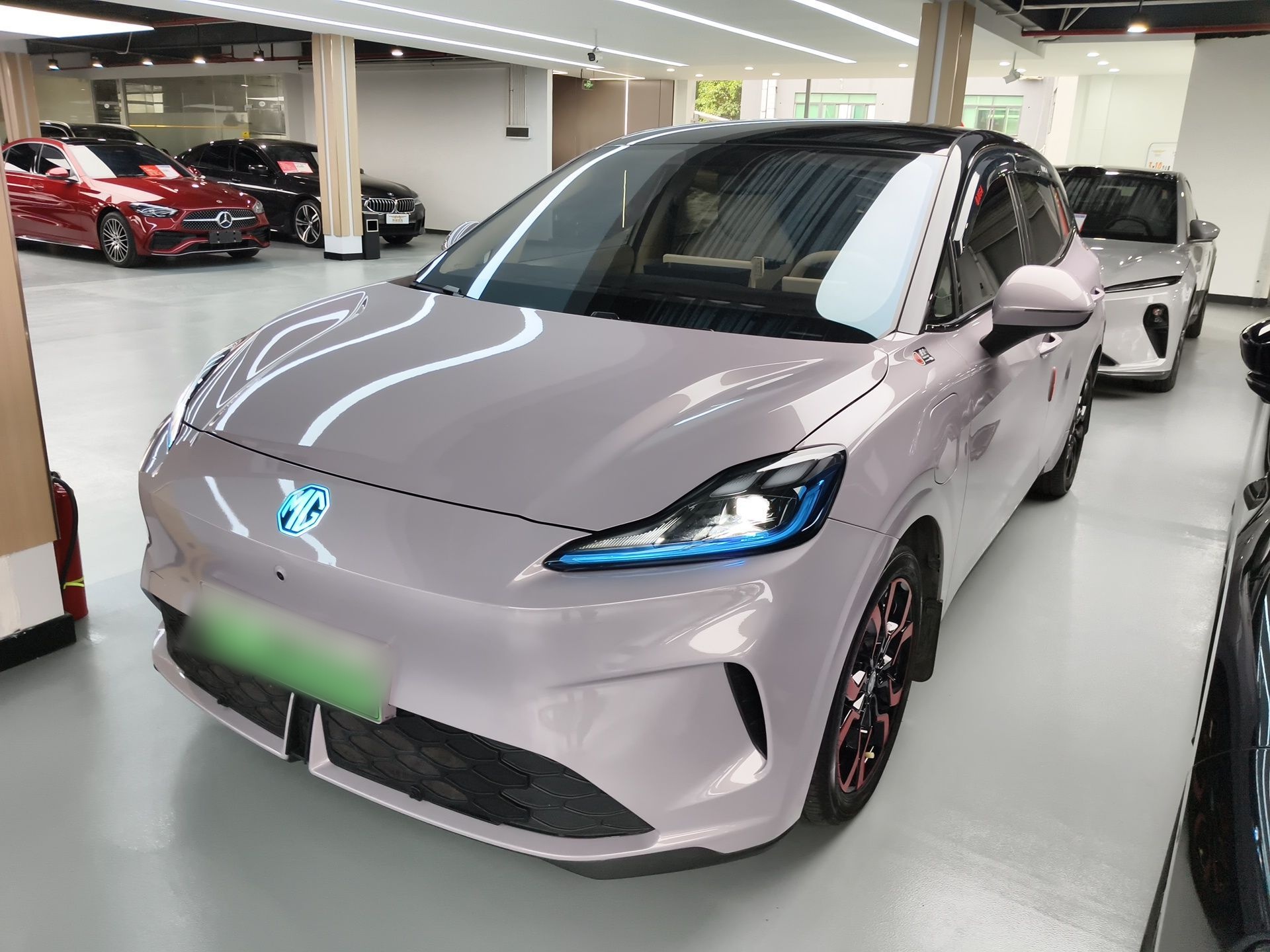 تحت مقدمة السيارة