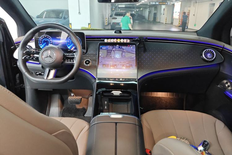 Used Mercedes-Benz EQE SUV 2023 500 4MATIC Special Edition Center Console