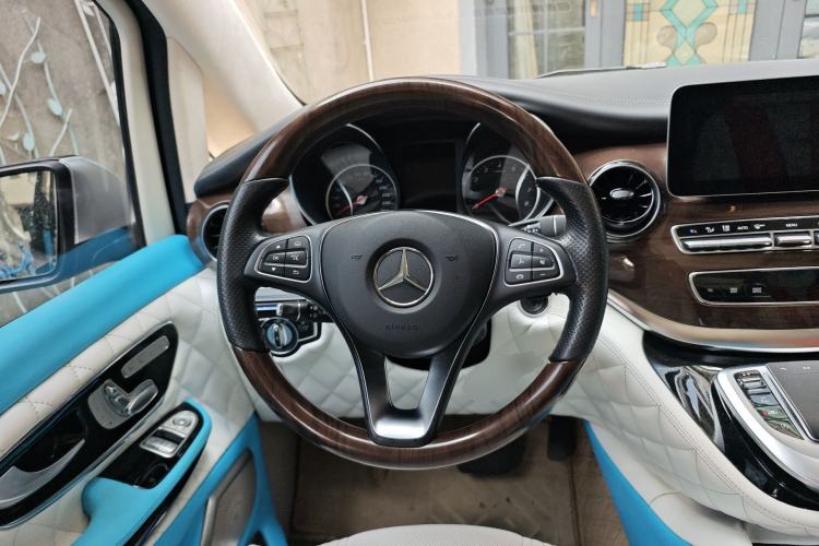 Used Mercedes-Benz V-Class 2020 V 260 Avantgarde Edition Steering Wheel