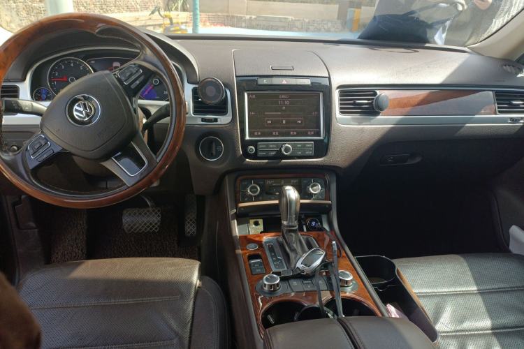 Used Volkswagen Touareg 2011 3.0 TSI High-End Version Center Console