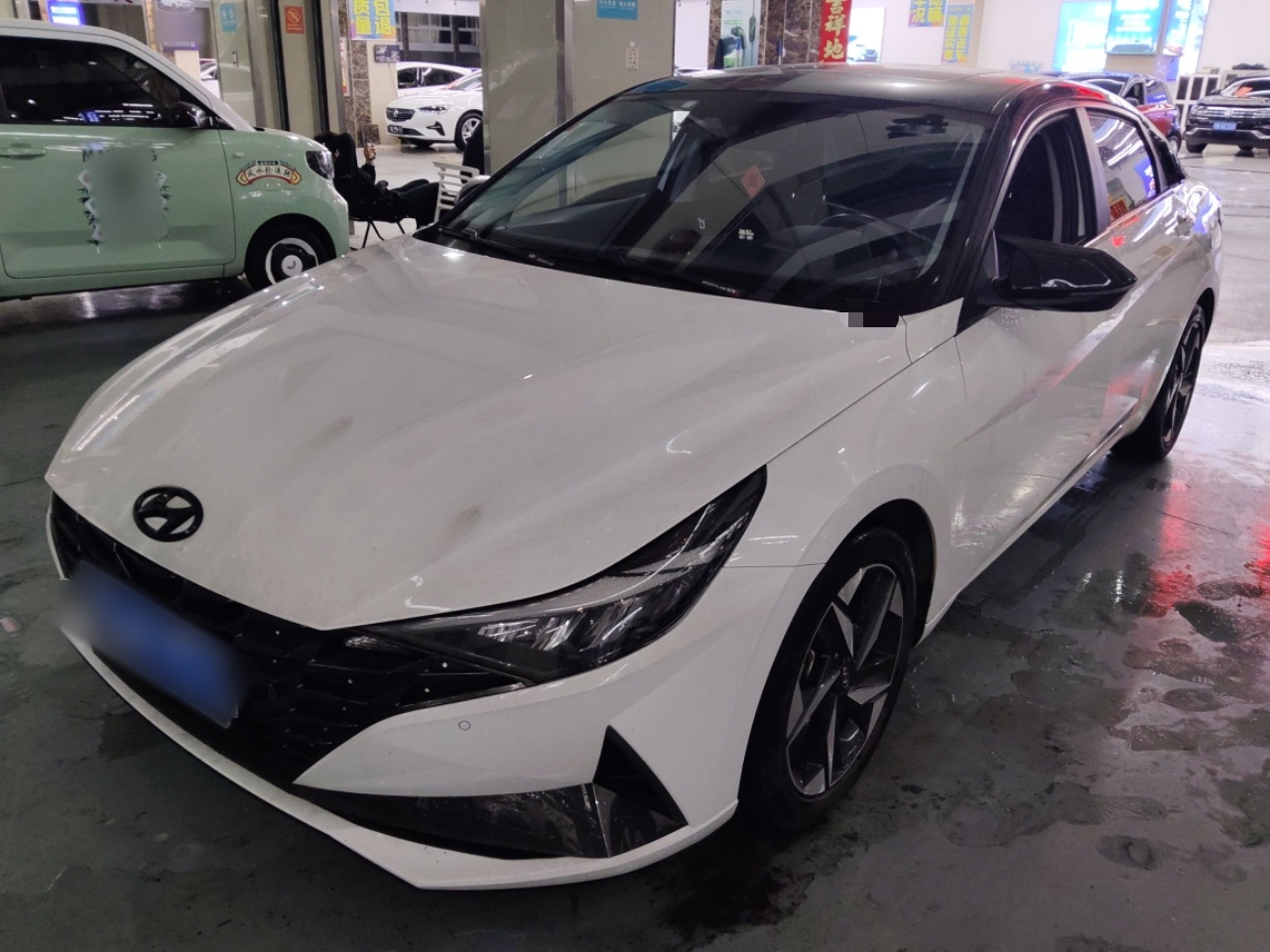 تحت مقدمة السيارة