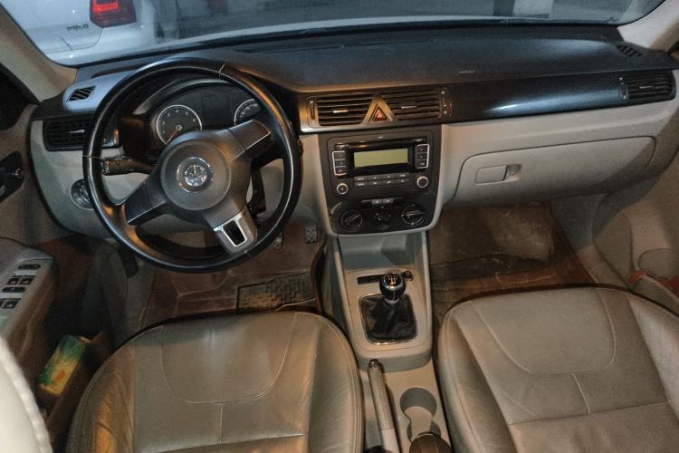 Used Volkswagen Bora 2011 1.6L Manual Comfort Version Center Console