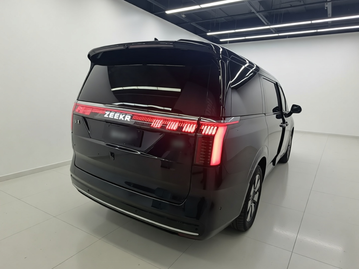 Zeekr 009 2024 7-Seater Walk-Through Version Four-Wheel Drive 108 kWh — снимка 6