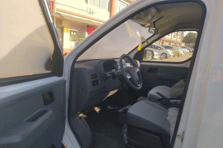 Used Wuling Yangguang 2024 300km Comfort-Grade Passenger Van 60kW