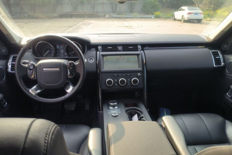 Used Land Rover Discovery 2019 3.0 SC V6 SE Center Console