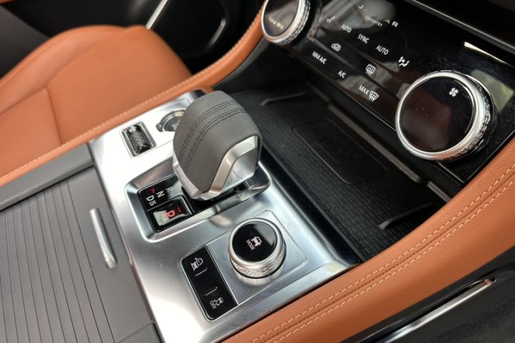 Used Jaguar F-PACE 2024 P250 R-Dynamic SE Interior 9