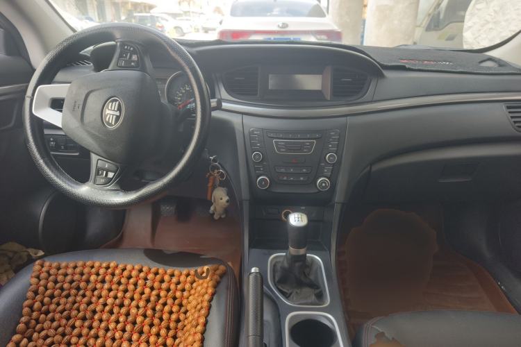 Used Bestune B50 2016 1.6L manual Comfort trim level Center Console