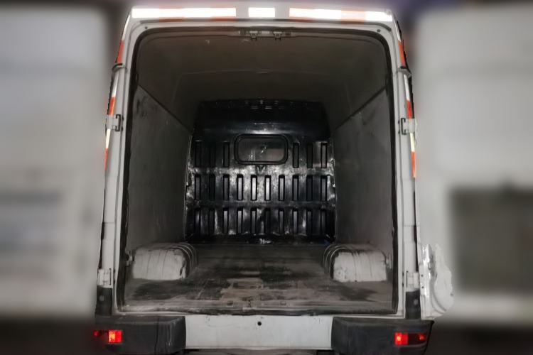 Used Iveco Daily 2017 2.8T V35 Box Truck Low Roof 3-Seater Model 43S5 Trunk