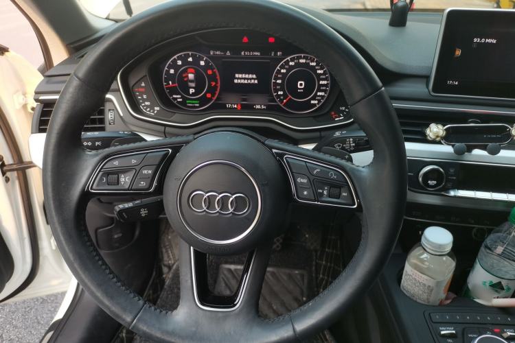 Used Audi A4L 2019 40 TFSI Fashion Edition China VI Emission Standard Steering Wheel