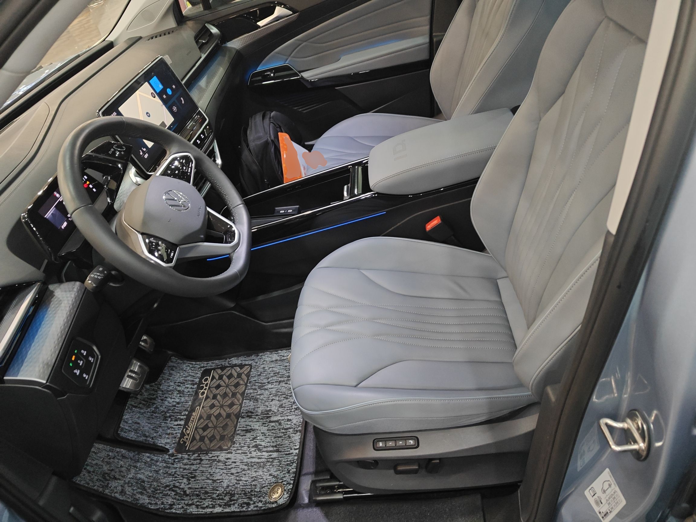 المقاعد الأمامية داخل السيارة