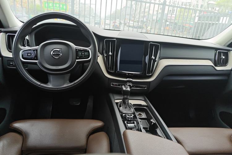 Used Volvo XC60 2020 T5 4x4 Smart Luxury Edition Center Console