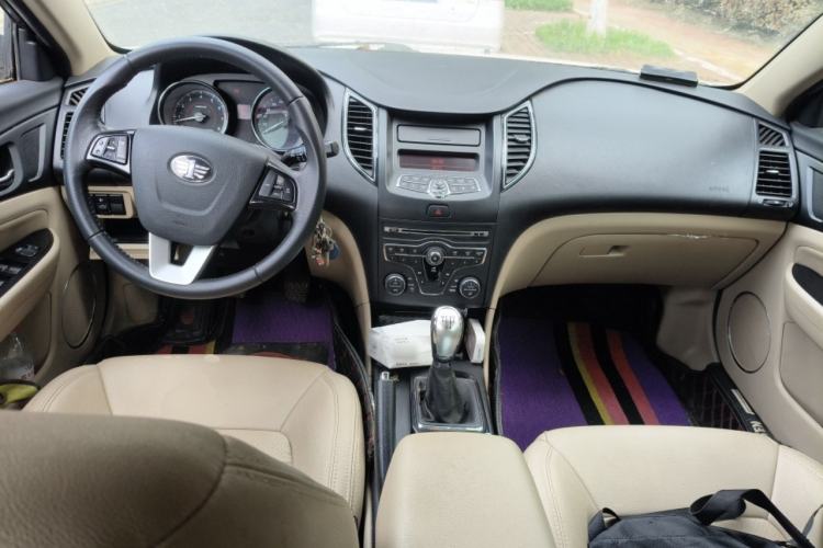 Used Bestune B50 2013 1.6L manual luxury version Center Console