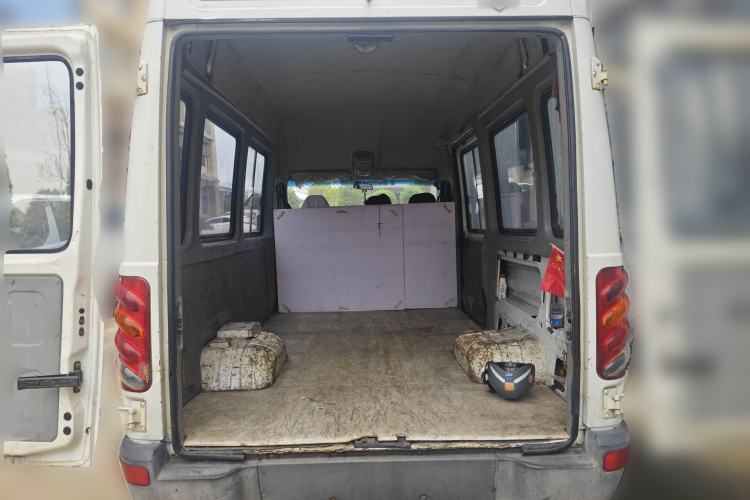 Used Iveco Power Daily 2017 2.5T Classic A37 High-Roof 7-Seater Passenger Van 47Z5 Trunk