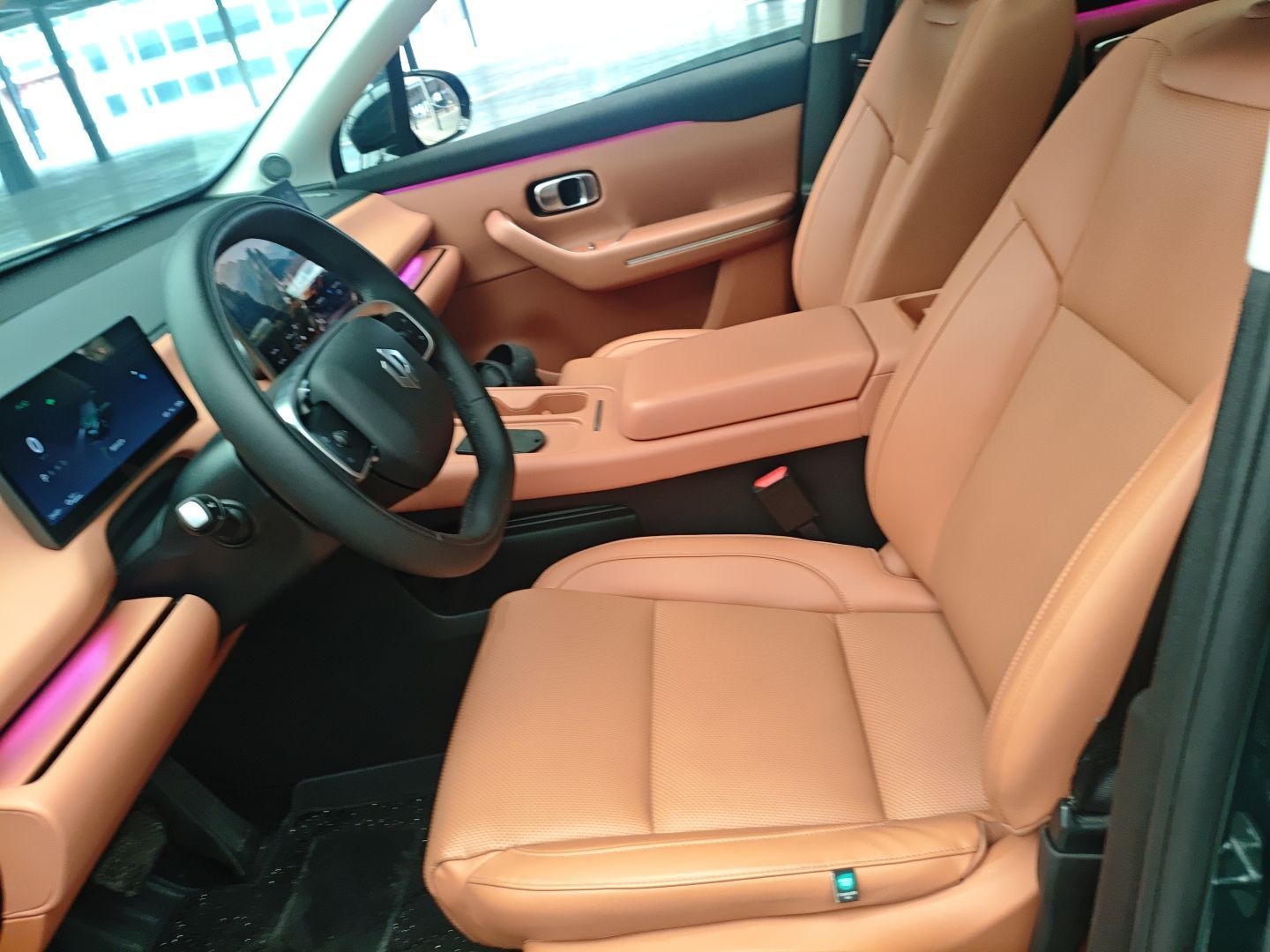 المقاعد الأمامية داخل السيارة