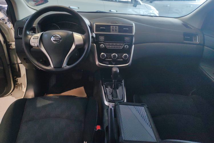 Used Nissan Tiida 2016 1.6L CVT Cool Dynamic Edition Center Console