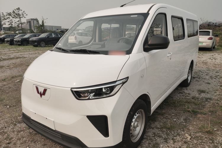 Used Wuling Yangguang 2024 300KM Comfort Version Passenger Van 75kW