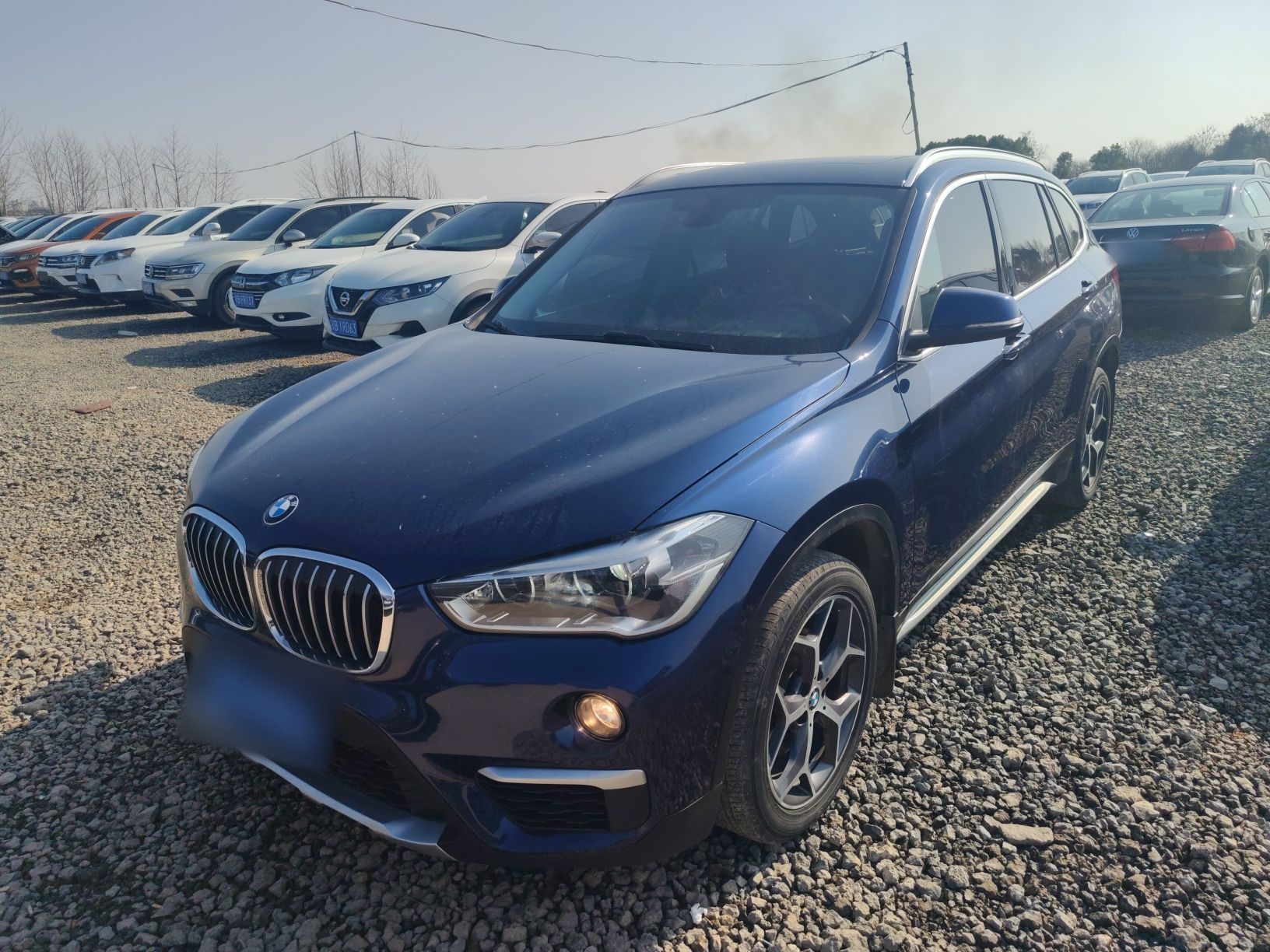 Под передней частью автомобиля