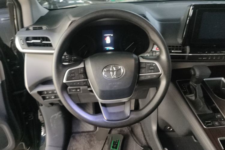 Used Toyota Sienna 2023 2.5L Hybrid Comfort Edition
