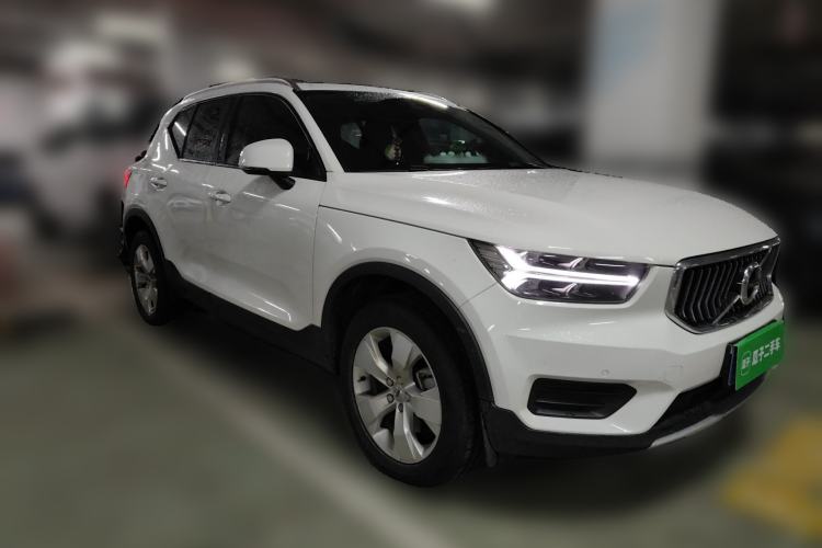 Used Volvo XC40 2022 T4 Four-Wheel Drive Smart & Stylish Edition Front Right 45 Deg