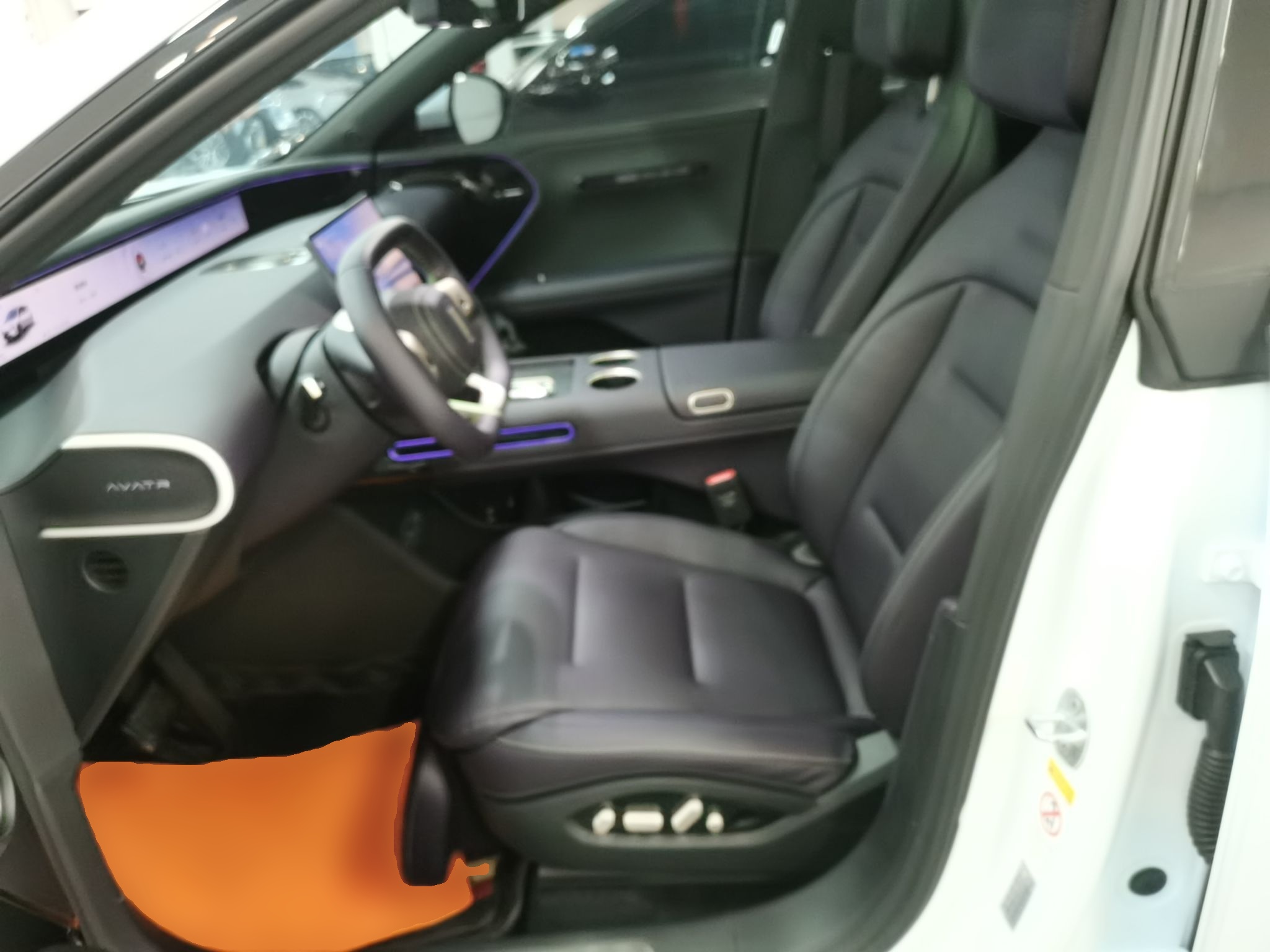 المقاعد الأمامية داخل السيارة