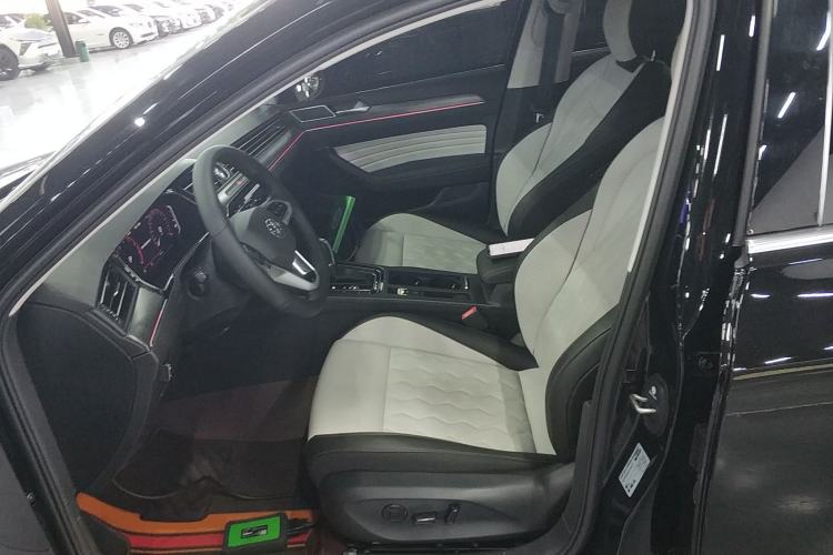 Used Volkswagen Magotan 2026 30 Million Vehicles Selected Model 380TSI DSG Luxury Edition