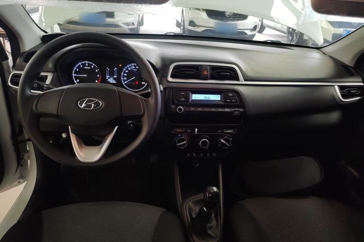 Used Hyundai Verna (older generation) 2020 1.4L Manual GL Refreshed Edition Center Console