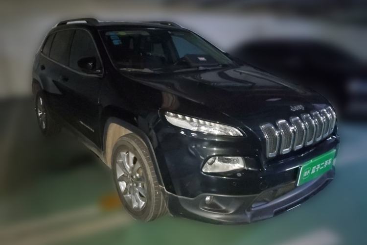 Used Jeep Cherokee 2014 2.4L Luxury Edition Front Right 45 Deg